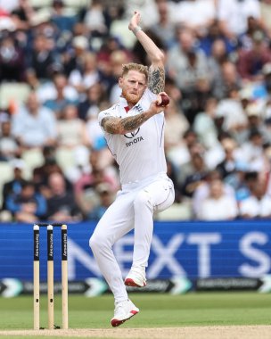 İngiltere kaptanı Ben Stokes topu 2. Rothesay Test Maçı 'nda 4. İngiltere' ye karşı Hindistan Edgbaston, Birmingham, Birleşik Krallık 'ta 5 Temmuz 2025' te veriyor.