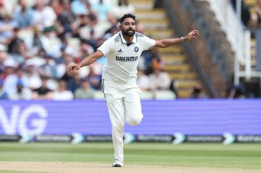 Hindistan 'dan Muhammed Siraj, İngiltere' den Joe Root 'un kalesini 2. Rothesay Test Maçı' nda kutluyor. 3.