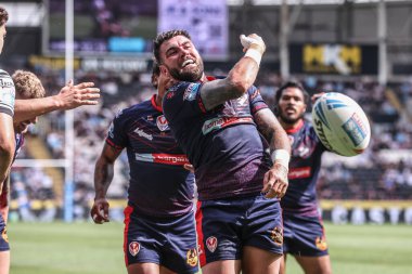 St. Helens takımından Kyle Feldt, 5 Temmuz 2025 'te MKM Stadyumu' nda oynanan 17. Betfred Süper Lig karşılaşmasında denemesini kutluyor.