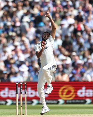 Hindistan 'dan Mohammed Siraj topu 2. Rothesay Test Maçı' nda veriyor. 3. İngiltere - Hindistan Edgbaston, Birmingham, Birleşik Krallık, 4 Temmuz 2025