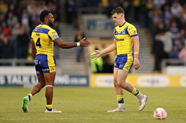 Warrington Wolves 'tan Rodrick Tai ve Warrington Wolves' tan Josh Thewlis Betfred Süper Lig 'de oynadıkları 17. Maç sırasında Salford Red Devils, Warrington Wolves' a karşı Salford Community Stadyumu, Eccles, Birleşik Krallık, 4 Temmuz 2025