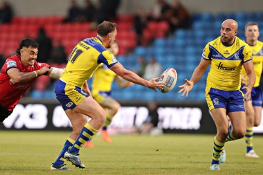 Warrington Wolves 'tan Ben Currie, 17. Betfred Süper Ligi karşılaşmasında Warrington Wolves' tan James Harrison 'a Salford Red Devils' in Warrington Wolves 'a karşı Salford Community Stadyumu, Eccles, Birleşik Krallık' ta 4 Temmuz 2025 'te oynadığı maçta boşaldı.