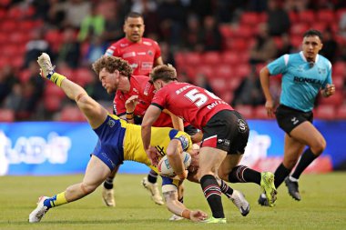 Warrington Wolves takımından Matt Dufty, Salford Red Devils 'den Ethan Ryan ve Salford Red Devils' ten Danny Richardson tarafından 17. Betfred Süper Ligi karşılaşmasında Salford Red Devils 'e karşı Warrington Wolves, Salford Community Stadyumu, Eccles, UK