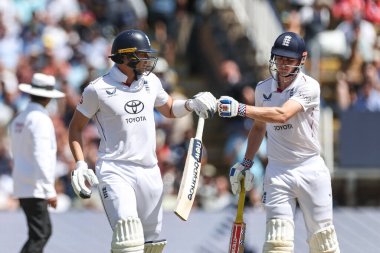 İngiltere 'den Jamie Smith, İngiltere' den Harry Brook 'u 2. Rothesay Test Maçı' nda Hindistan 'dan Prasidh Krishna' da 24 koşu yaptıktan sonra yumrukladı. 3. İngiltere - Hindistan - Edgbaston, Birmingham, Birleşik Krallık, 4 Temmuz 2025