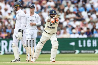 Hindistan 'dan Ravindra Jadeja, İngiltere' den Joe Root 'a, 2. Rothesay Test Maçı' nda topu teslim ettikten sonra işaret eder. 4. İngiltere - Hindistan - Edgbaston, Birmingham, Birleşik Krallık, 5 Temmuz 2025