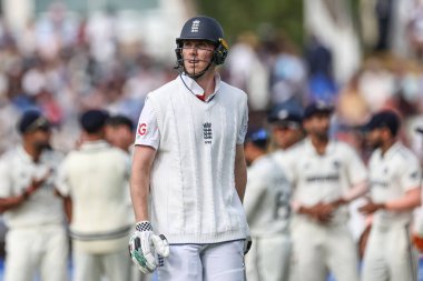 İngiltere 'den Zak Crawley, 5 Temmuz 2025' te İngiltere 'nin Edgbaston, Birmingham' da Hindistan 'a karşı oynadığı 2. Rothesay Test Maçı' nda görevden alındıktan sonra oyun alanından ayrıldı.