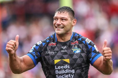 Ryan Hall of Leeds Rhinos, 17. Betfred Süper Ligi karşılaşmasında taraftarlarıyla birlikte Hull KR, Leeds Rhinos 'a karşı Sewell Group Craven Park, Kingston upon Hull, Birleşik Krallık, 6 Temmuz 2025' te oynanan karşılaşmayı kutluyor.