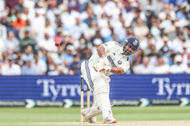 Hindistan 'dan Rishabh Pant, 5 Temmuz 2025' te Birmingham, İngiltere 'nin Edgbaston kentinde oynanan 2. Rothesay Test Maçı' nda 6 (6) puan alırken, Hindistan 152 / 3 puan aldı.