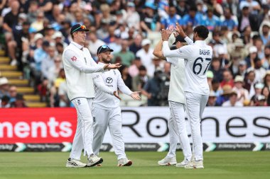 İngiltere 'den Ben Duckett, İngiltere' nin Edgbaston, Birmingham, İngiltere 'de 5 Temmuz 2025' te oynanan 2. Rothesay Test Maçı 'nda takım arkadaşlarıyla birlikte Hindistan' ın Rishabh Pant 'ını yakalamayı kutluyor.