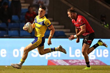 Salford Red Devils 'ten Ryan Brierley, 17. Betfred Süper Lig karşılaşmasında Warrington Wolves' tan Josh Thewlis 'a baskı yapıyor. Salford Red Devils, Warrington Wolves' a karşı Salford Community Stadyumu, Eccles, Birleşik Krallık, 4 Temmuz 2025