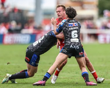 Hull KR 'dan Jez Litten, 17. Betfred Süper Ligi karşılaşmasında Leeds Rhinos' tan James McDonnell tarafından oynanan Sewell Group Craven Park 'ta Hull KR - Leeds Rhinos maçında, Kingston - Hull, 6 Temmuz 2025