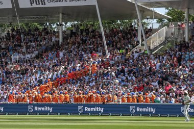 İngiltere taraftarları, 2. Rothesay Test Maçı 'nda Hollies' in etrafında dans edip şarkı söyleyen Çakmaktaşlar gibi giyinmiş. İngiltere - Hindistan - Edgbaston, Birmingham, İngiltere, 4 Temmuz 2025