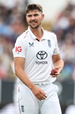 İngiltere 'den Josh Dil, İngiltere' nin Edgbaston, Birmingham, İngiltere 'de oynanan 2. Rothesay Test Maçı' nda bowlinge hazırlanıyor.