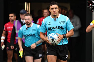 Hakem Liam Rush 17. Betfred Süper Ligi karşılaşmasından önce Salford Red Devils, Warrington Wolves 'a karşı Salford Community Stadyumu, Eccles, Birleşik Krallık, 4 Temmuz 2025