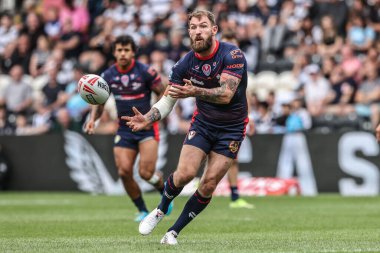 St. Helens takımından Daryl Clark, 17. Betfred Süper Ligi karşılaşmasında pas veriyor. Hull FC, St. Helens 'e karşı, MKM Stadyumu, Hull, İngiltere, 5 Temmuz 2025
