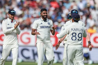 Hindistan 'dan Muhammed Siraj, İngiltere' den Shoaib Bashir 'i 2. Rothesay Test Maçı' nda aldığı 6 'ncı kalesini kutluyor. 3' üncü gün İngiltere - Hindistan Edgbaston, Birmingham, Birleşik Krallık, 4 Temmuz 2025