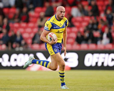 Warrington Wolves takımından James Harrison, Salford Community Stadyumu 'nda oynanan 17. Salford Red Devils - Warrington Wolves maçında sayı yapmak için koşuyor.
