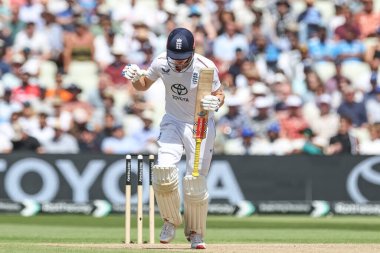 İngiltere 'den Harry Brook, İngiltere' nin Birmingham kentinde oynanan 2. Rothesay Test Maçı 'nda 1 yüzyılı (100 koşu) kutluyor.