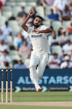 Hindistan 'dan Akash Deep topu 2. Rothesay Test Maçı' nda veriyor. 4. İngiltere - Hindistan maçı, Birmingham, Birleşik Krallık, 5 Temmuz 2025