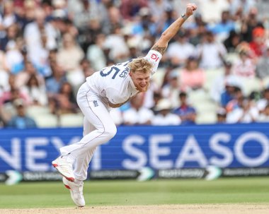 İngiltere kaptanı Ben Stokes topu 2. Rothesay Test Maçı 'nda 4. İngiltere' ye karşı Hindistan Edgbaston, Birmingham, Birleşik Krallık 'ta 5 Temmuz 2025' te veriyor.
