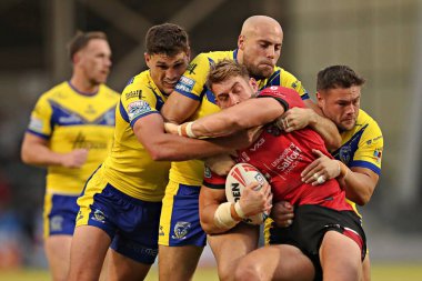 Warrington Wolves 'tan Sam Stone, Warrington Wolves' tan James Harrison ve Warrington Wolves 'tan Joe Philbin Betfred Süper Lig karşılaşmasında Salford Red Devils' ten Jack Ormondroyd ile Warrington Wolves arasında oynanan 17. 
