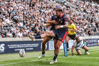 St. Helens takımından Kyle Feldt, 5 Temmuz 2025 'te MKM Stadyumu' nda oynanan 17. Betfred Süper Lig karşılaşmasında denemesini kutluyor.