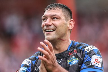 Ryan Hall of Leeds Rhinos, 17. Betfred Süper Ligi karşılaşmasında taraftarlarıyla birlikte Hull KR, Leeds Rhinos 'a karşı Sewell Group Craven Park, Kingston upon Hull, Birleşik Krallık, 6 Temmuz 2025' te oynanan karşılaşmayı kutluyor.