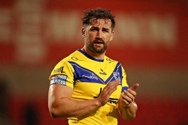 Toby King of Warrington Wolves, Salford Community Stadyumu 'nda oynanan Salford Red Devils vs Warrington Wolves maçından sonra taraftarları alkışlıyor.