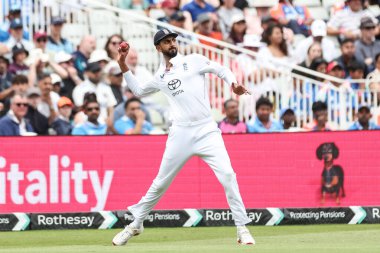 İngiltere 'den Shoaib Bashir, 5 Temmuz 2025' te İngiltere 'nin Edgbaston, Birmingham' da Hindistan 'a karşı oynadığı 2. Rothesay Test Maçı' nda topu alıyor.