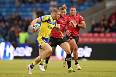 Warrington Wolves takımından Matt Dufty, Salford Red Devils ile Warrington Wolves maçının 17. turunda Salford Red Devils, Eccles, Birleşik Krallık 'ta oynanan 4 Temmuz 2025 karşılaşmasında Salford Red Devils' den Danny Richardson 'dan baskı gördü.
