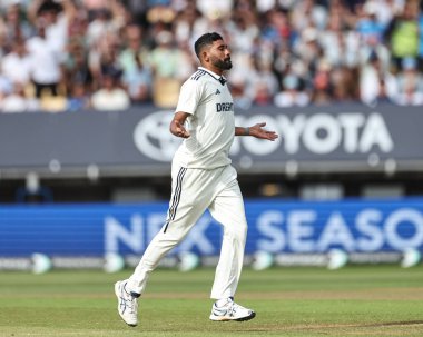 Hindistan 'dan Muhammed Siraj, İngiltere' den Zak Crawley 'in 2. Rothesay Test Maçı' nda erken kalesini kutluyor. 4.