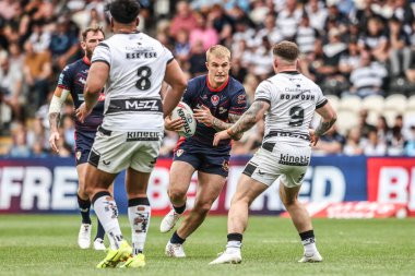 St. Helens takımından George Delaney, 5 Temmuz 2025 'te MKM Stadyumu' nda oynanan 17. Betfred Süper Lig karşılaşmasında topu kırıyor.