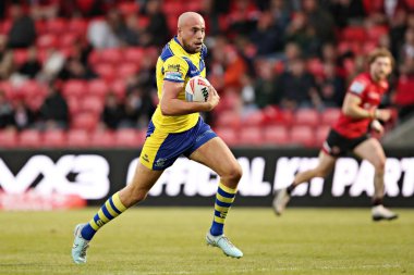 Warrington Wolves takımından James Harrison, Salford Community Stadyumu 'nda oynanan 17. Salford Red Devils - Warrington Wolves maçında sayı yapmak için koşuyor.