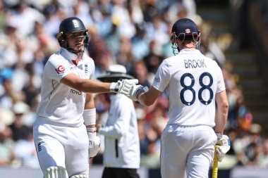 İngiltere 'den Jamie Smith, İngiltere' den Harry Brook ile İngiltere 'nin Edgbaston, Birmingham, Birleşik Krallık' ta oynanan 2. Rothesay Test Maçı 3.