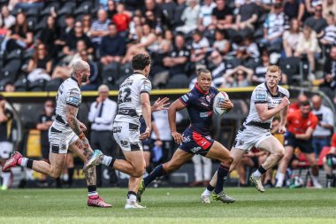 St. Helens takımından Moses Mbye, 5 Temmuz 2025 'te MKM Stadyumu' nda oynanan 17 'nci Betfred Süper Ligi karşılaşmasında topu kırıyor.