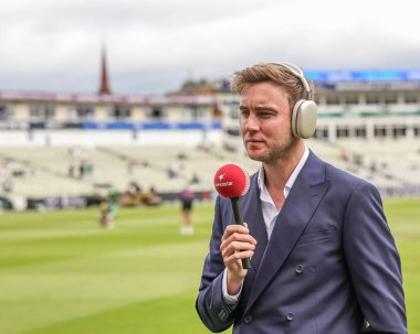 Yayın kuruluşu Stuart Broad, 2. Rothesay Test Maçı sırasında İngiltere 'nin Hindistan' a karşı 4. Edgbaston, Birmingham, Birleşik Krallık 'ta 5 Temmuz 2025 tarihinde yayınlanan maç öncesi yayında