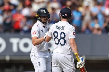 İngiltere 'den Harry Brook, İngiltere' nin Birmingham kentinde oynanan 2. Rothesay Test Maçı 'nda 150. yüzyılını kutluyor.