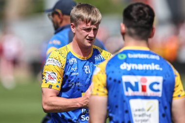 Leeds Rhinos takımından Alfie Edgell 17. Betfred Süper Ligi karşılaşmasında ısınma turunda Hull KR, Leeds Gergedan 'a karşı Sewell Group Craven Park, Kingston upon Hull, 6 Temmuz 2025