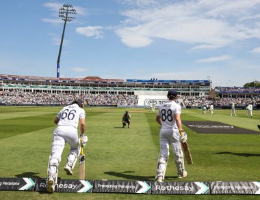 İngiltere 'den Joe Root ve İngiltere' den Harry Brook, İngiltere 'nin Birmingham kentinde oynanan 2. Rothesay Test Maçı 3.