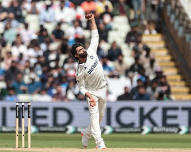 Hintli Ravindra Jadeja topu 2. Rothesay Test Maçı 'nda veriyor 5. İngiltere - Hindistan Edgbaston, Birmingham, Birleşik Krallık, 6 Temmuz 2025