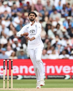 İngiltere 'den Shoaib Bashir, 5 Temmuz 2025' te İngiltere 'nin Edgbaston, Birmingham' da Hindistan 'a karşı oynadığı 2. Rothesay Test Maçı' nda topu teslim eder.