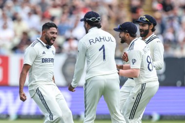 Hindistan 'dan Muhammed Siraj, İngiltere' den Joe Root 'un kalesini 2. Rothesay Test Maçı' nda kutluyor. 3.