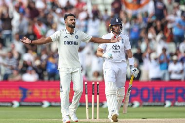 İngiltere 'nin Joe Root' u, 2. Rothesay Test Maçı 'nda Hindistan' ın Akash Deep tarafından 4. Gün 'de İngiltere - Hindistan maçı sırasında İngiltere - Edgbaston, Birmingham, Birleşik Krallık, 5 Temmuz 2025' te şutlandı.