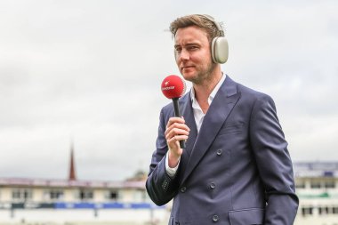 Yayın kuruluşu Stuart Broad, 2. Rothesay Test Maçı sırasında İngiltere 'nin Hindistan' a karşı 4. Edgbaston, Birmingham, Birleşik Krallık 'ta 5 Temmuz 2025 tarihinde yayınlanan maç öncesi yayında