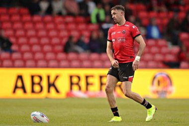 Salford Red Devils takımından Ryan Brierley, Salford Community Stadyumu 'nda oynanan 17. Salford Red Devils - Warrington Wolves maçında topu sektirdi.