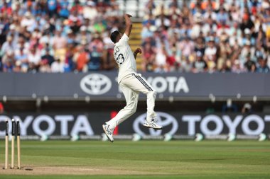 Hindistan 'dan Muhammed Siraj, İngiltere' den Shoaib Bashir 'i 2. Rothesay Test Maçı' nda aldığı 6 'ncı kalesini kutluyor. 3' üncü gün İngiltere - Hindistan Edgbaston, Birmingham, Birleşik Krallık, 4 Temmuz 2025