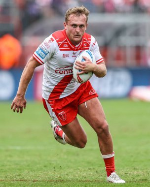 Hull KR takımından Jez Litten, 6 Temmuz 2025 'te İngiltere' nin Hull kenti Kingston 'da oynanan 17. Betfred Süper Lig karşılaşmasında topu bırakıyor.