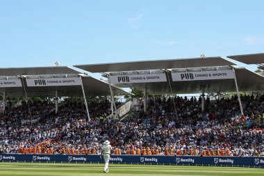 İngiltere taraftarları, 2. Rothesay Test Maçı 'nda Hollies' in etrafında dans edip şarkı söyleyen Çakmaktaşlar gibi giyinmiş. İngiltere - Hindistan - Edgbaston, Birmingham, İngiltere, 4 Temmuz 2025
