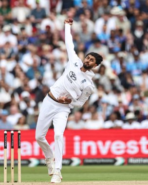 İngiltere 'den Shoaib Bashir, 5 Temmuz 2025' te İngiltere 'nin Edgbaston, Birmingham' da Hindistan 'a karşı oynadığı 2. Rothesay Test Maçı' nda topu teslim eder.