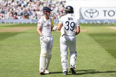 İngiltere 'den Harry Brook ve İngiltere' den Jamie Smith, İngiltere 'nin Birmingham kentinde 2. Rothesay Test Maçı' nda 3.